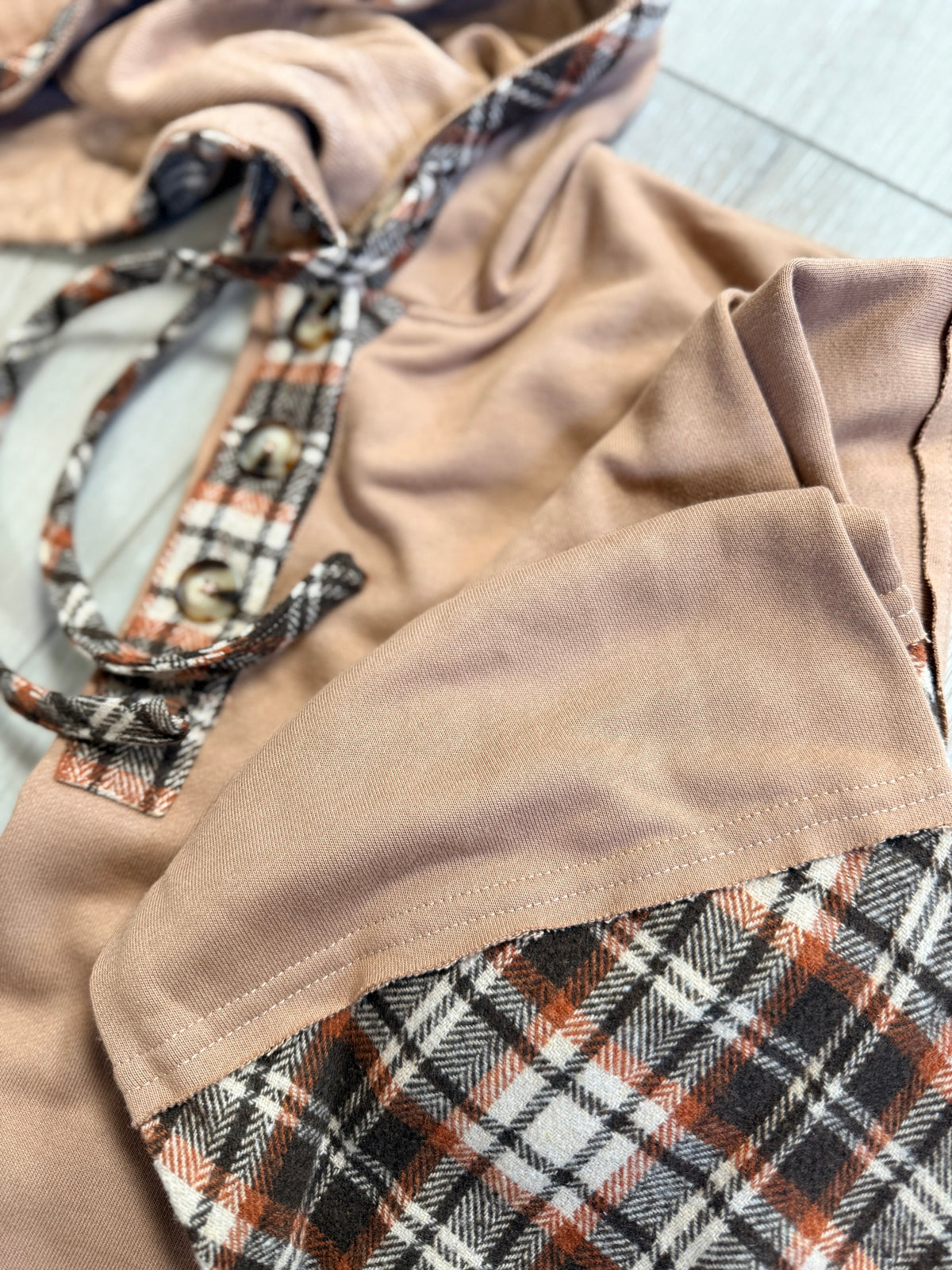 The Aspen Plaid Detail Hoodie – Warm Mocha Mix