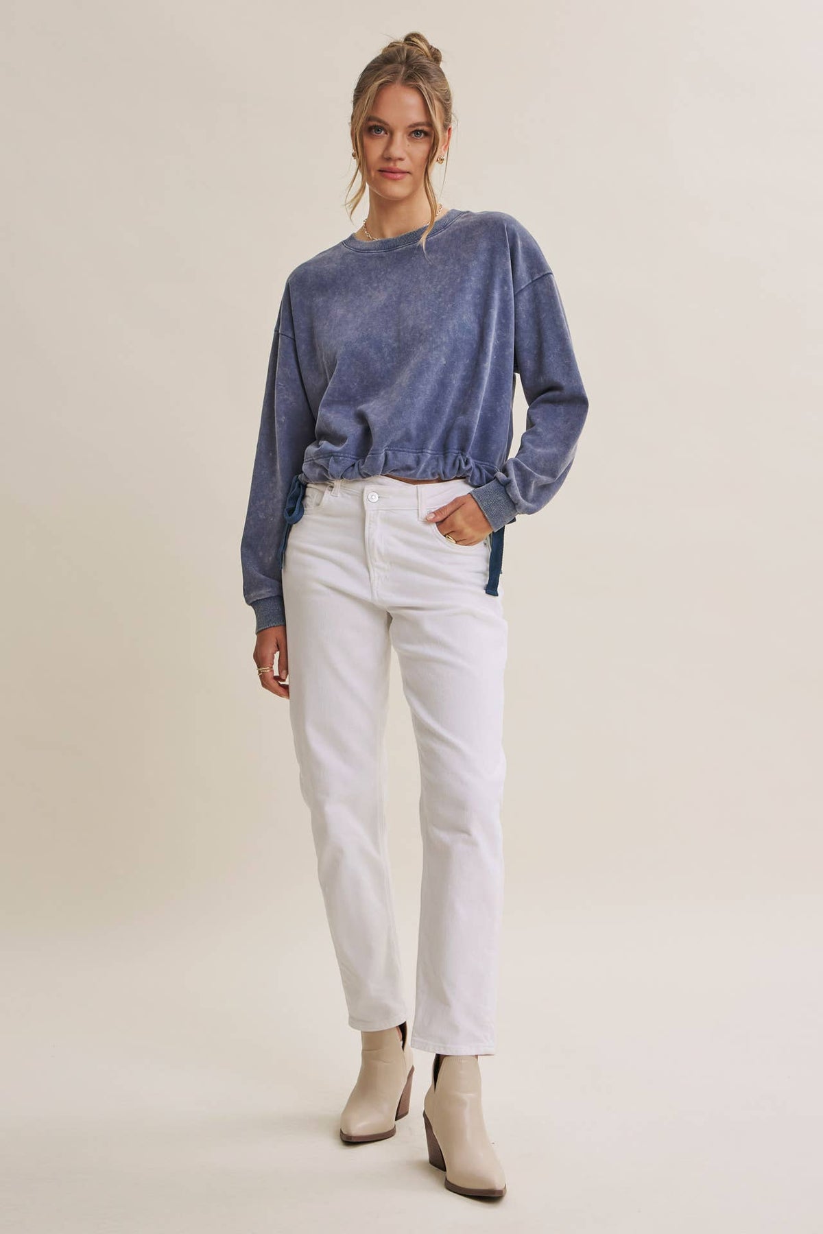 SOFT FADED MINERAL-WASHED SWEATSHIRT WITH CINCHED WAIST: SMOKY MARSALA / M