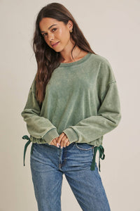 SOFT FADED MINERAL-WASHED SWEATSHIRT WITH CINCHED WAIST: SMOKY MARSALA / M