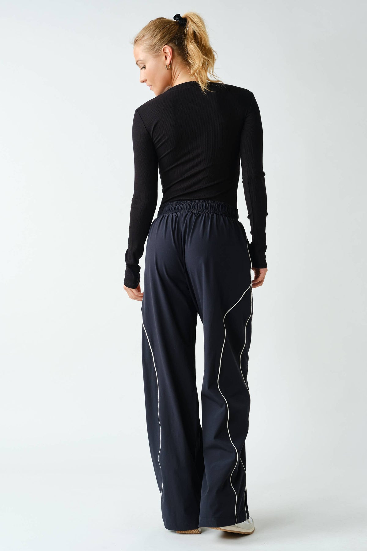 Essential Long-Sleeved Micro-Ribbed Athleisure Top: Black / S:M:L (2:2:2)