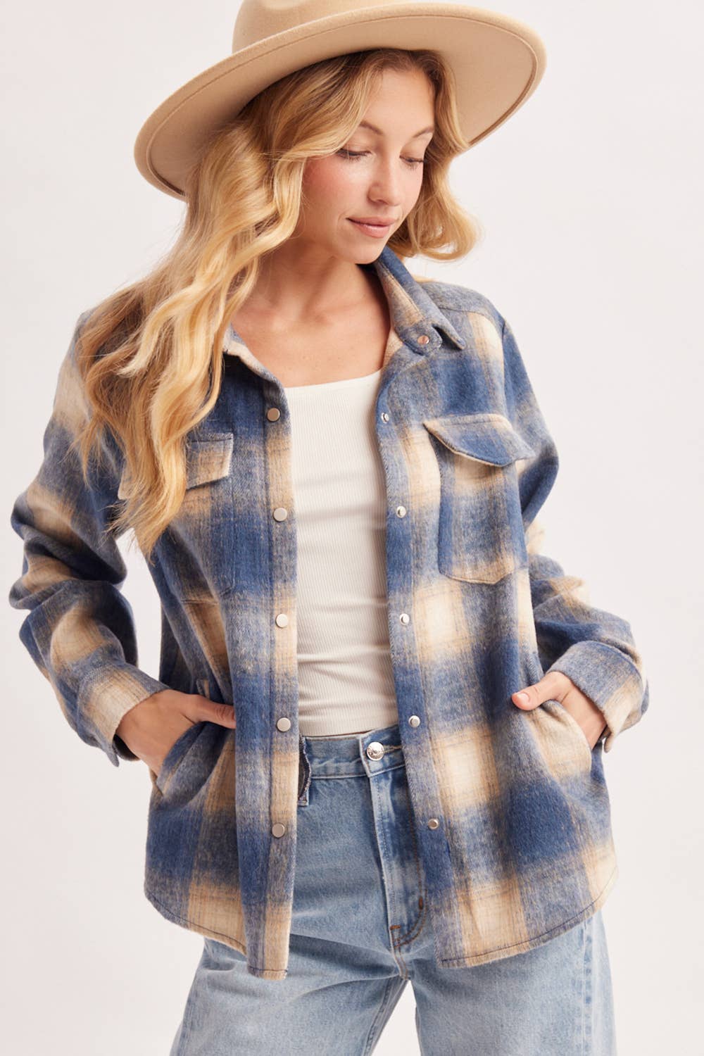 SNAP BUTTON DOWN PLAID SHACKET: Black / L