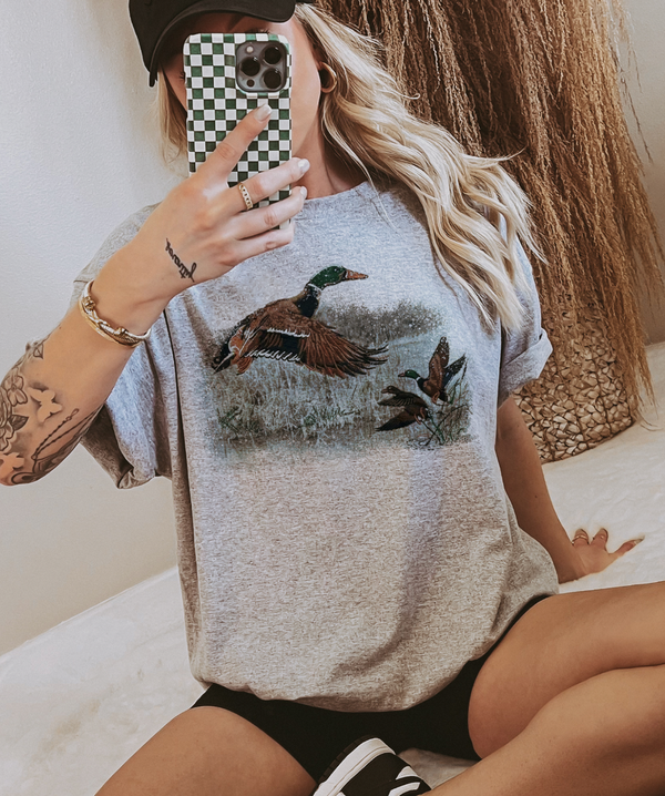 Retro Duck Scene Vintage Crewneck – Distressed Wildlife Graphic Sweatshirt