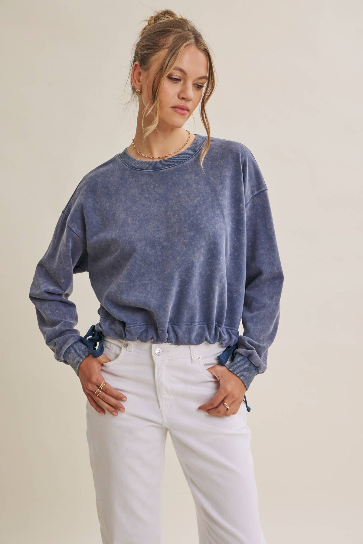 SOFT FADED MINERAL-WASHED SWEATSHIRT WITH CINCHED WAIST: VANILLA / S