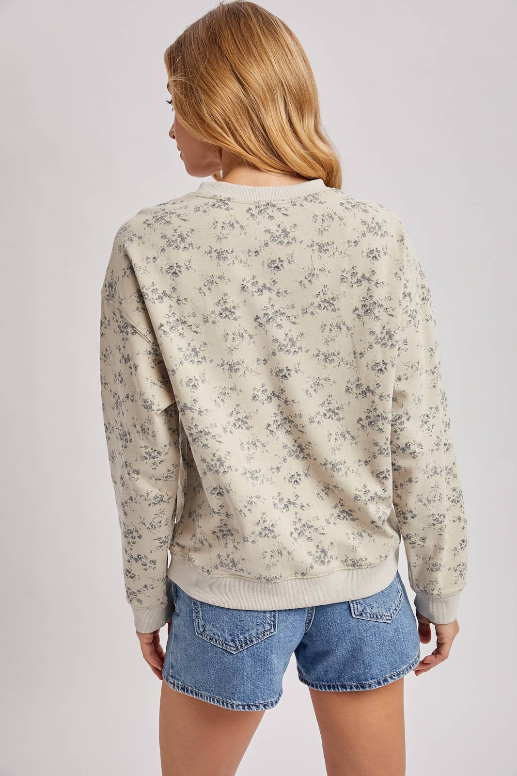 Maisyn Vintage Ditsy Floral Crewneck Sweatshirt – Soft Faded Floral Pullover