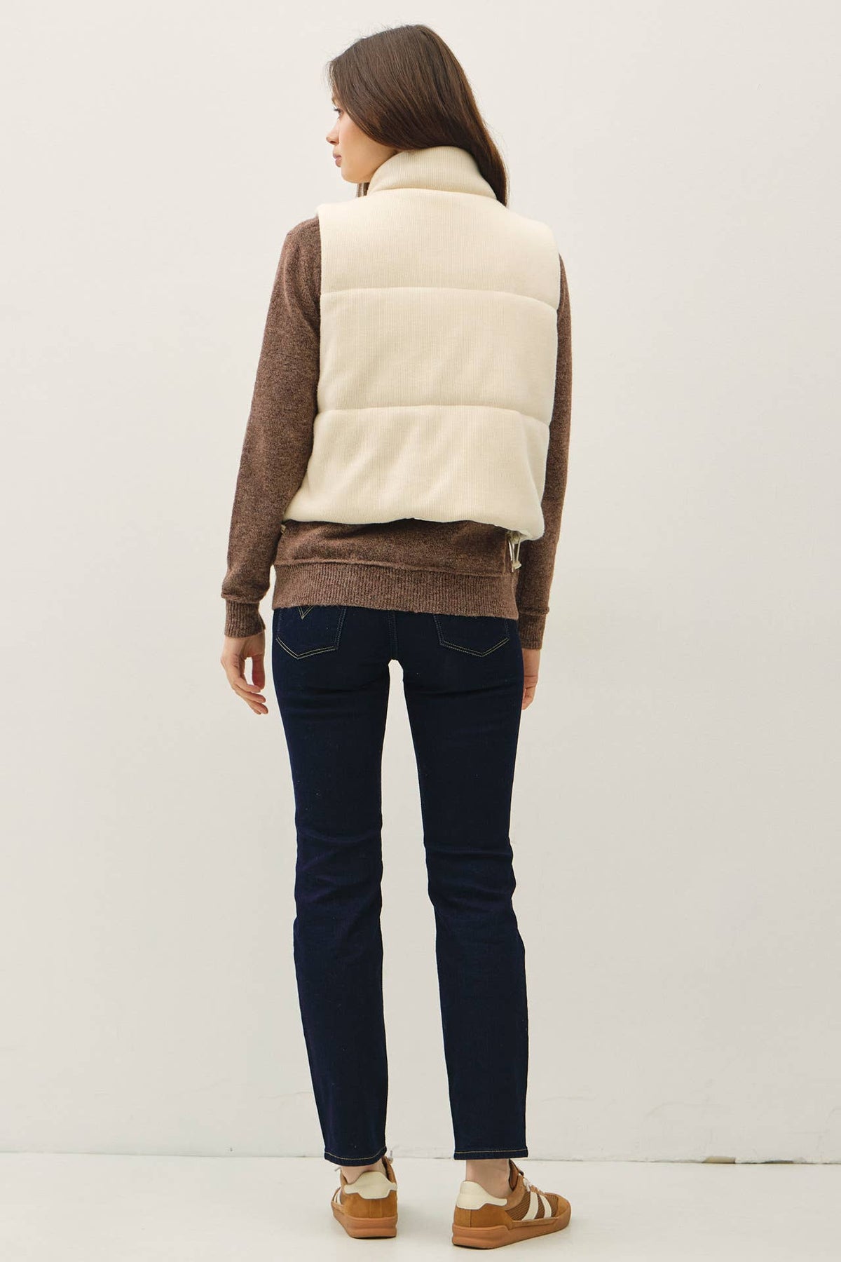 Hollis Soft-Touch Padded Cropped Vest: Winter Cream – Lightweight High-Neck Zip Vest with Adjustable Hem