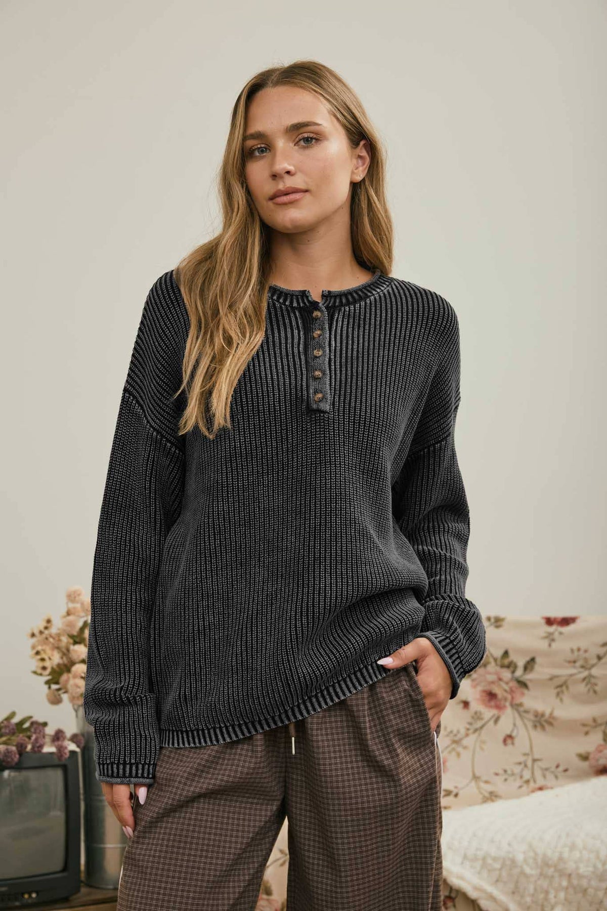 WASHED RIBBED HENLEY DROP SHOULDER KNIT SWEATER: BURGUNDY