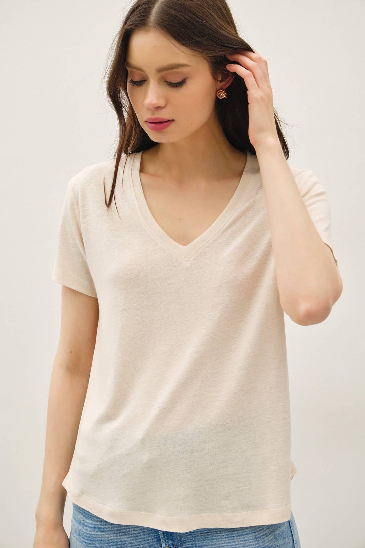 The Avery Essential V Neck Tee – Short Sleeve High Low Hem Basic Top