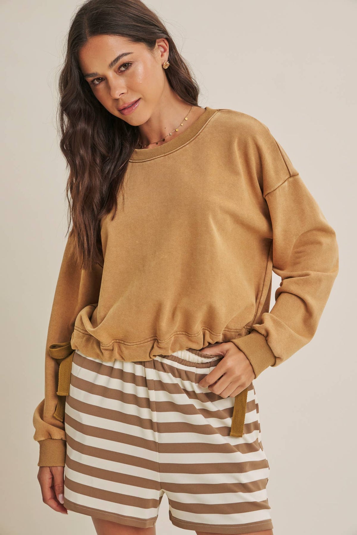 SOFT FADED MINERAL-WASHED SWEATSHIRT WITH CINCHED WAIST: SMOKY MARSALA / M