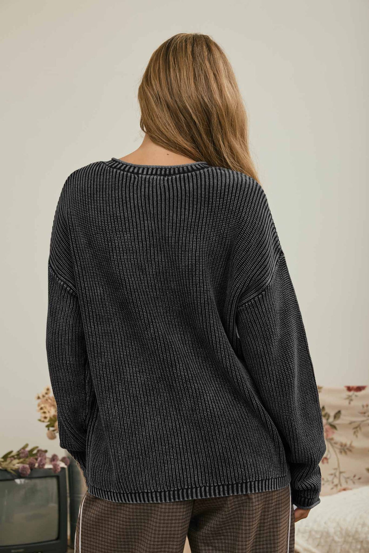 WASHED RIBBED HENLEY DROP SHOULDER KNIT SWEATER: BURGUNDY