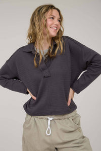 EXPOSED SEAM LONG SLEEVE TEXTURED KNIT POLO: BROWN