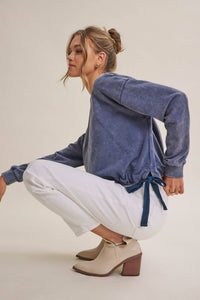 SOFT FADED MINERAL-WASHED SWEATSHIRT WITH CINCHED WAIST: SMOKY MARSALA / M