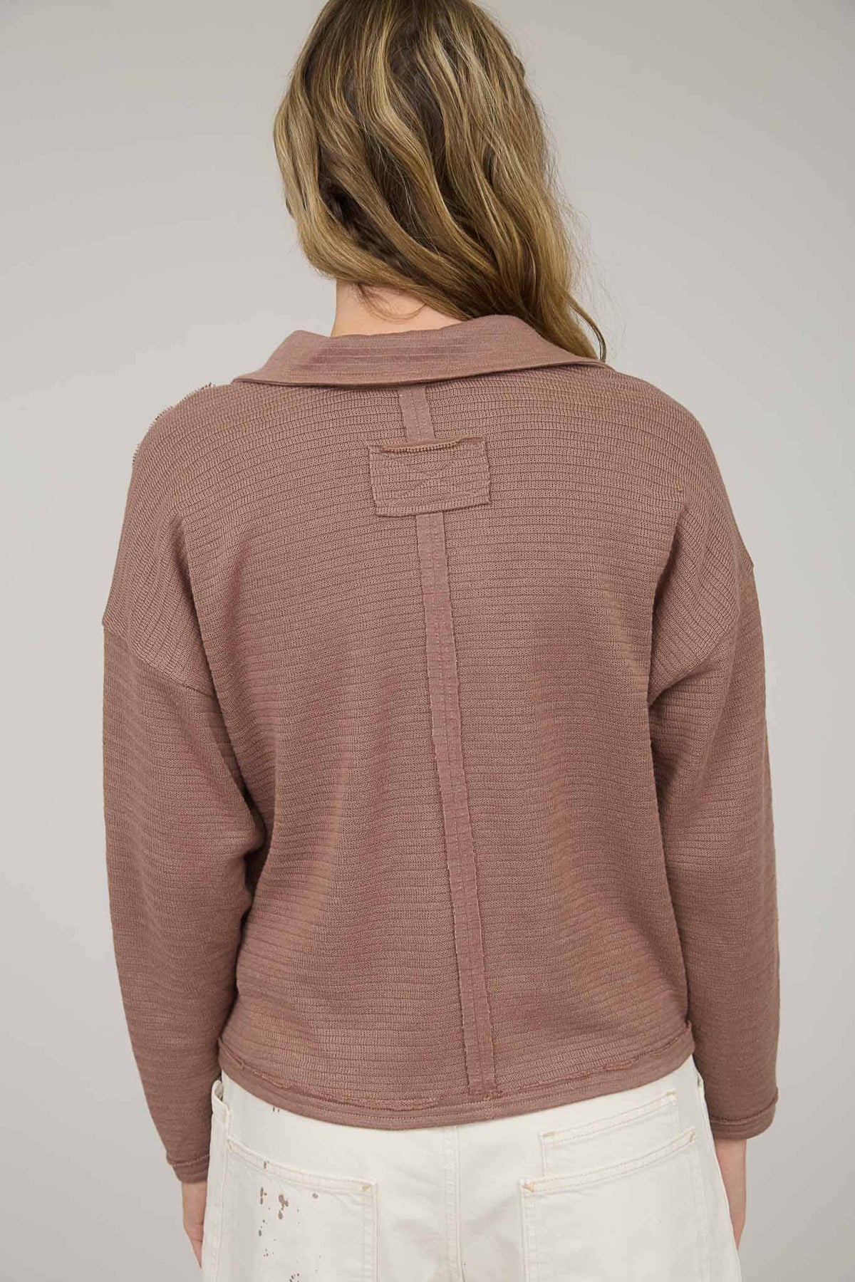 EXPOSED SEAM LONG SLEEVE TEXTURED KNIT POLO: BROWN