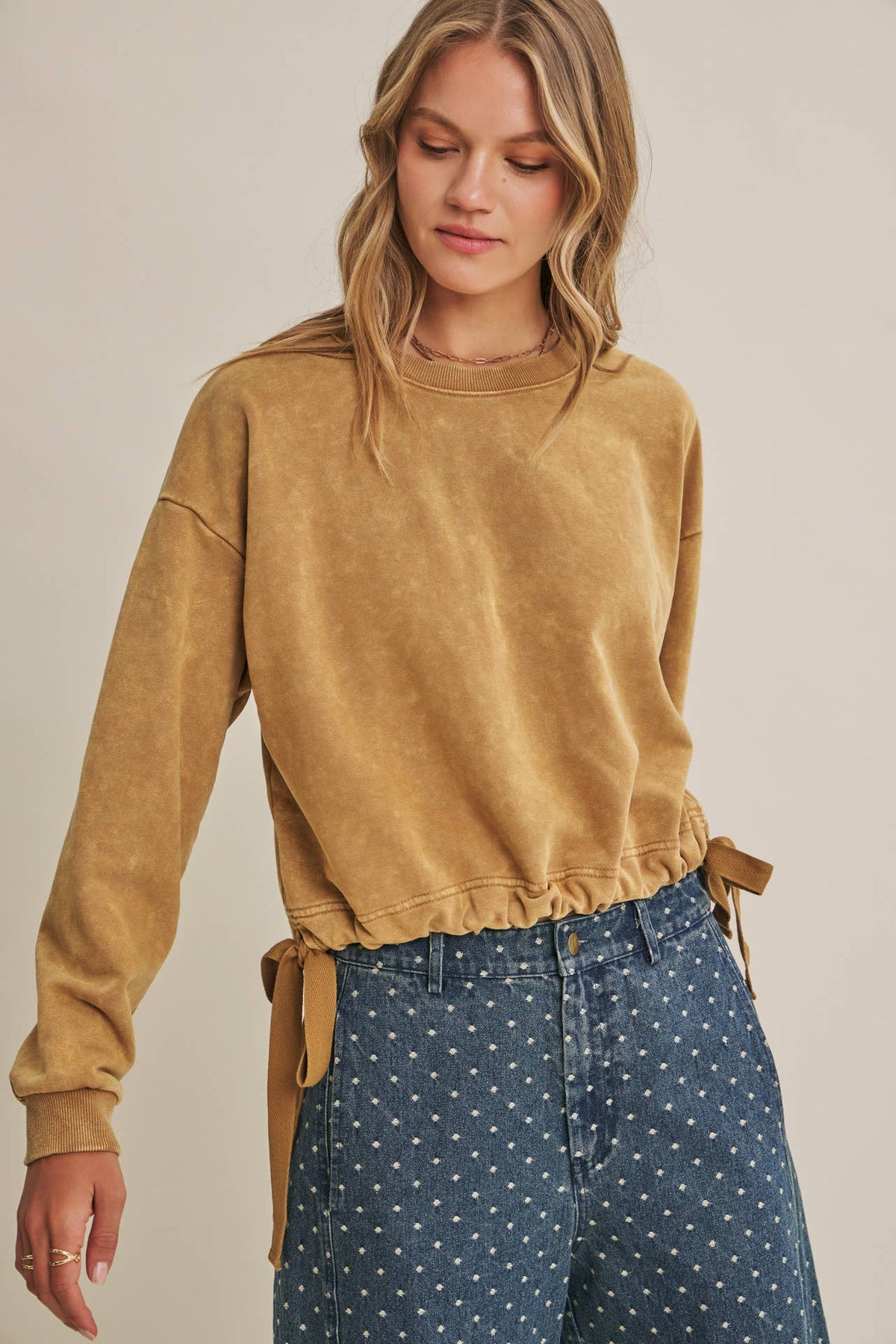 SOFT FADED MINERAL-WASHED SWEATSHIRT WITH CINCHED WAIST: SMOKY MARSALA / M