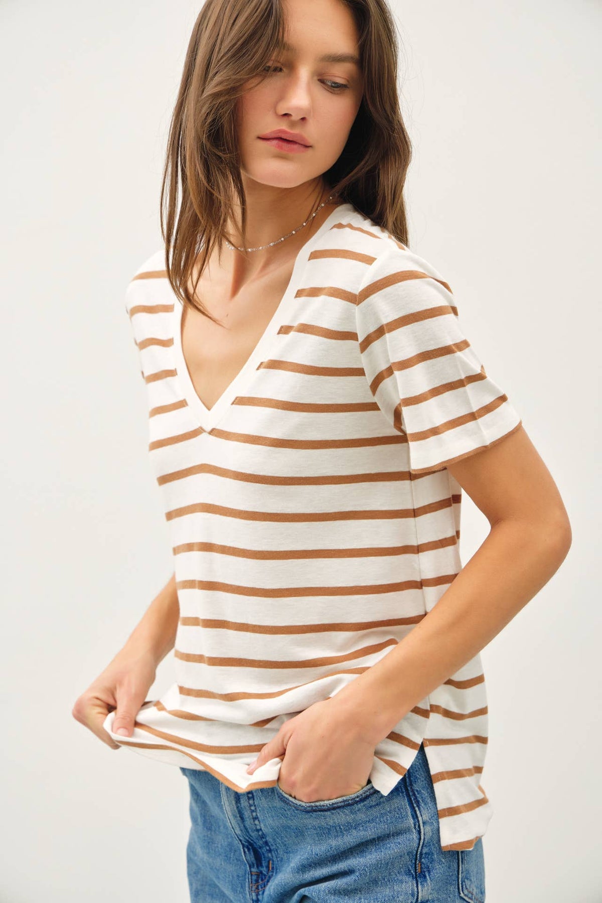 The Maisie Striped Cotton-Linen V-Neck Tee – Tan + Cream