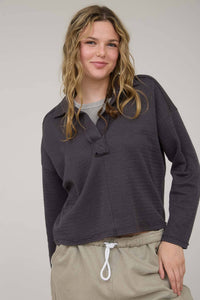 EXPOSED SEAM LONG SLEEVE TEXTURED KNIT POLO: BROWN
