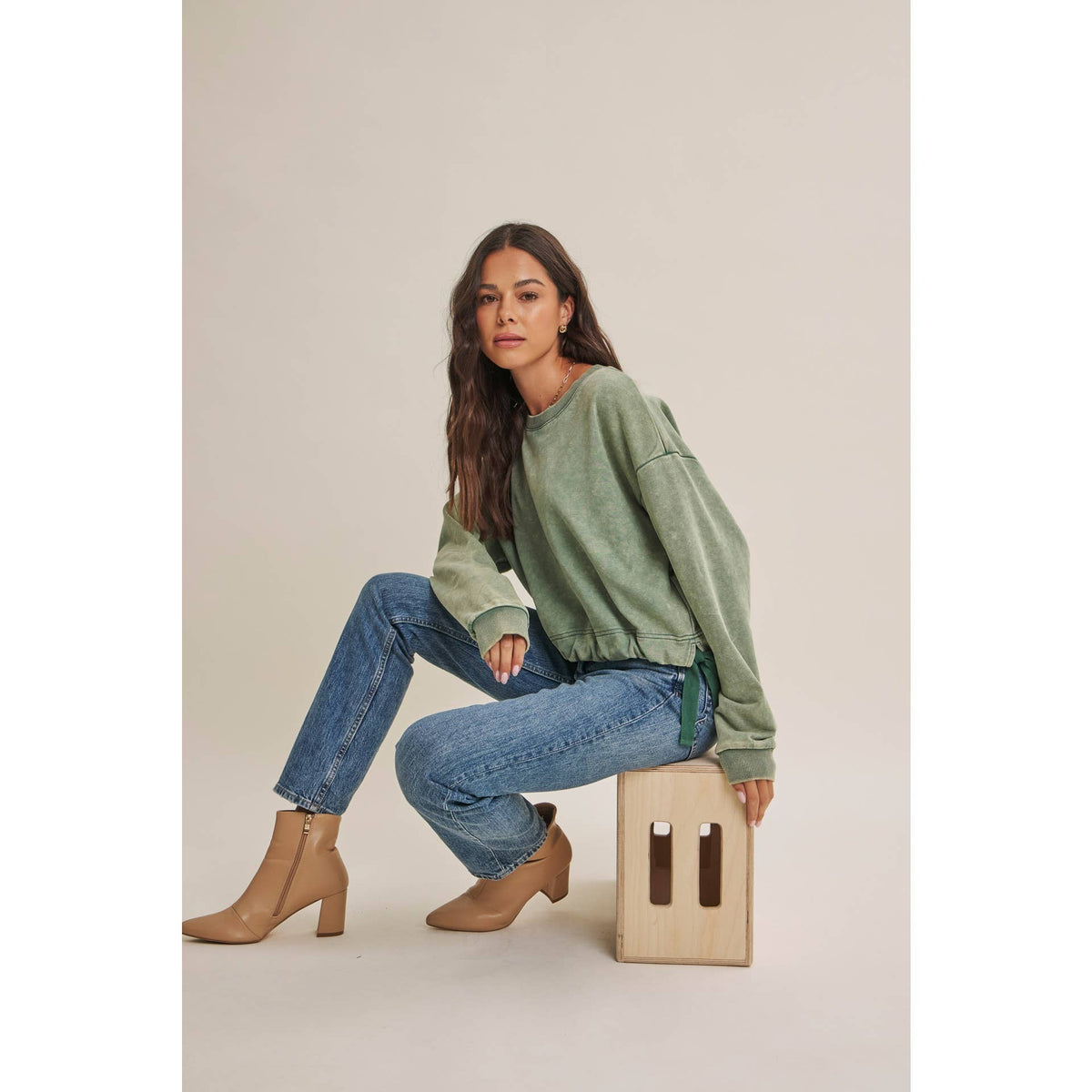 SOFT FADED MINERAL-WASHED SWEATSHIRT WITH CINCHED WAIST: VANILLA / S