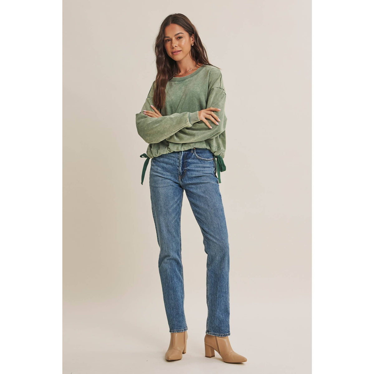 SOFT FADED MINERAL-WASHED SWEATSHIRT WITH CINCHED WAIST: VANILLA / S