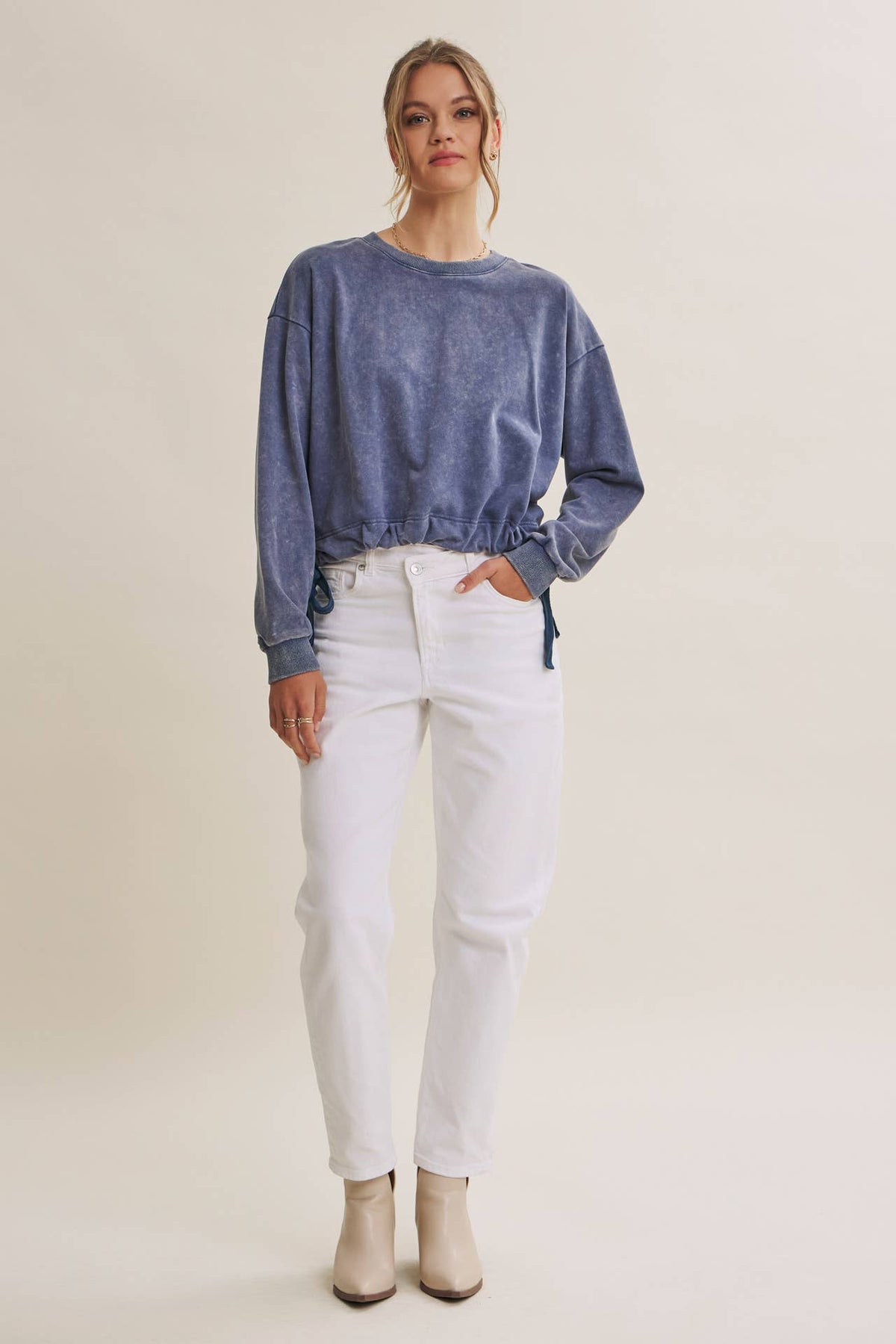 SOFT FADED MINERAL-WASHED SWEATSHIRT WITH CINCHED WAIST: VANILLA / S