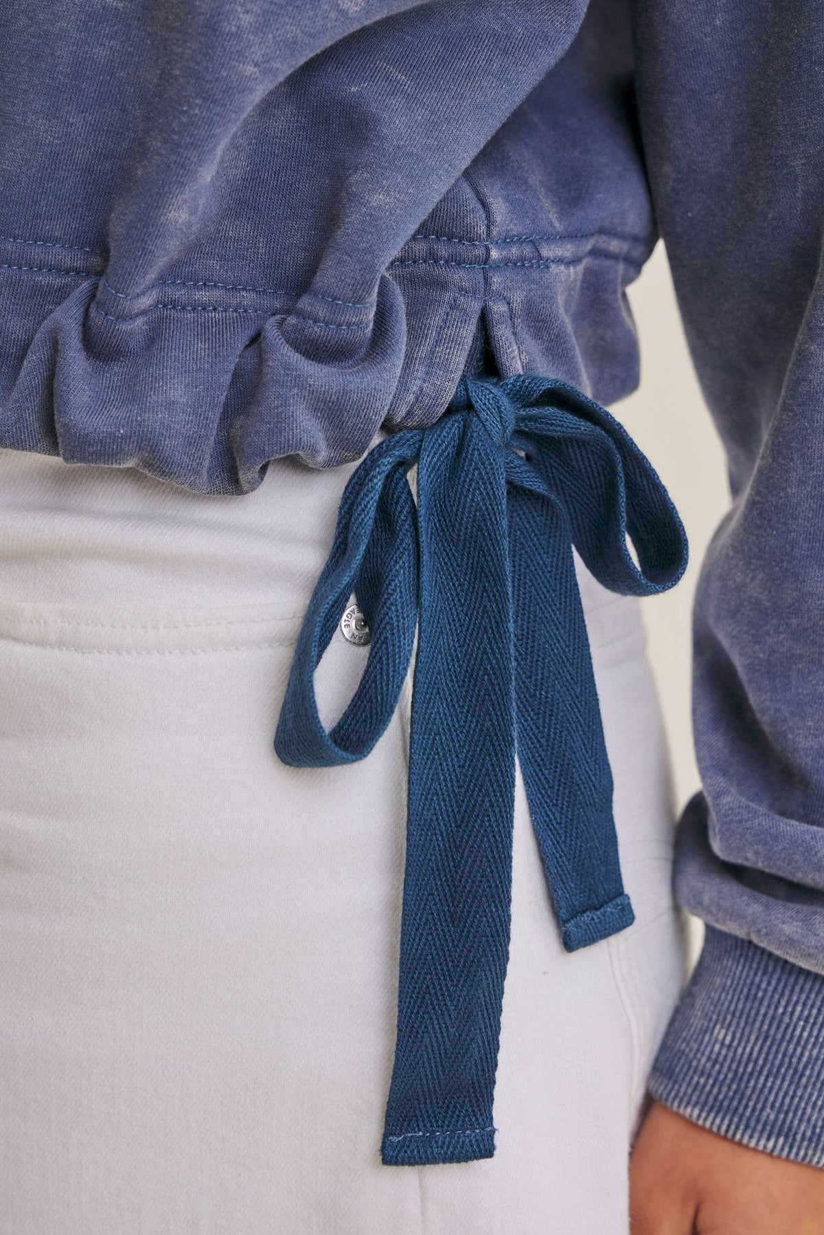 SOFT FADED MINERAL-WASHED SWEATSHIRT WITH CINCHED WAIST: SMOKY MARSALA / M