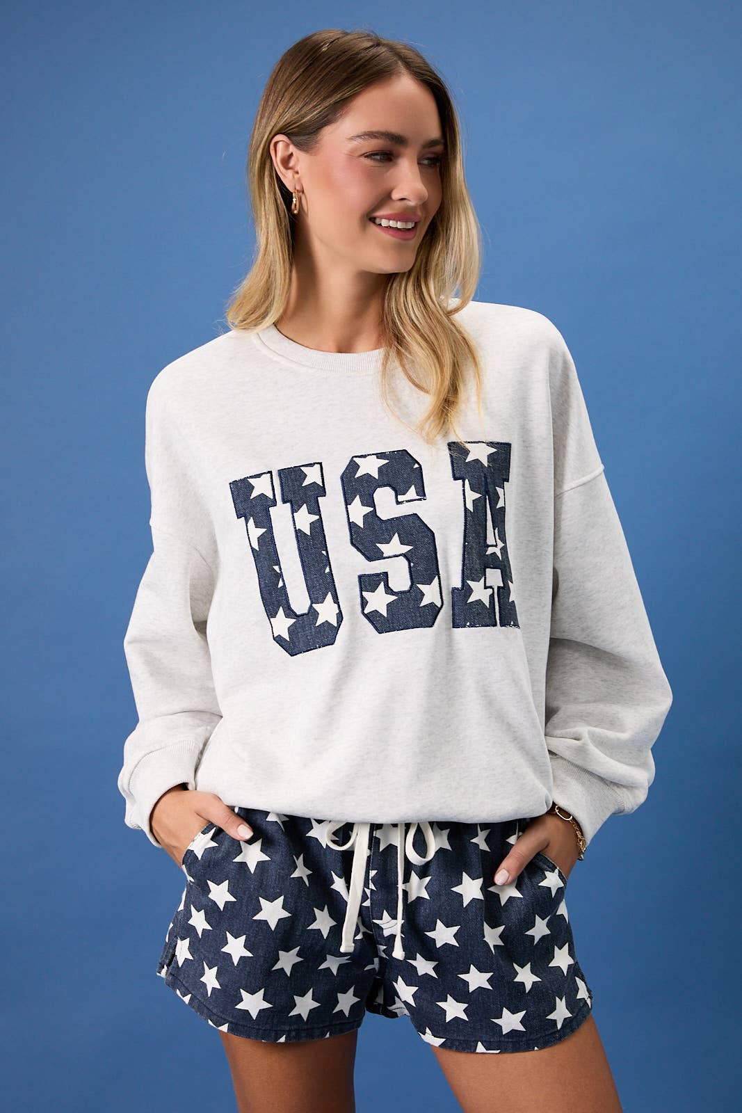 USA Star Patch Sweatshirt: Light Grey – Patriotic Relaxed Fit Fleece Pullover