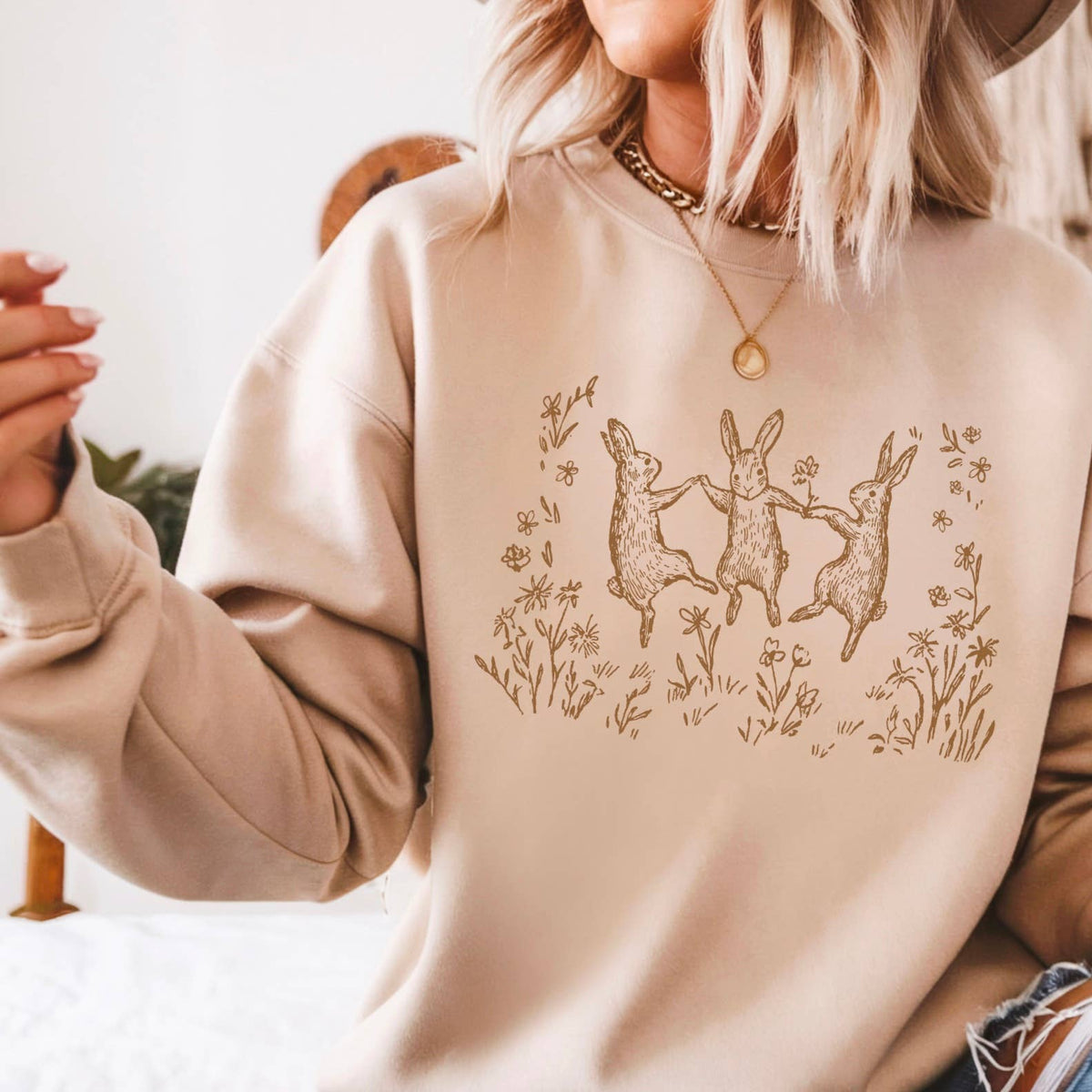 Vintage Bunny Graphic Sweatshirt – Neutral Cozy Rabbit Crewneck