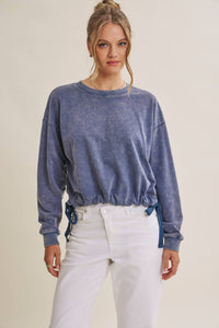 SOFT FADED MINERAL-WASHED SWEATSHIRT WITH CINCHED WAIST: VANILLA / S