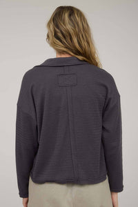 EXPOSED SEAM LONG SLEEVE TEXTURED KNIT POLO: BROWN