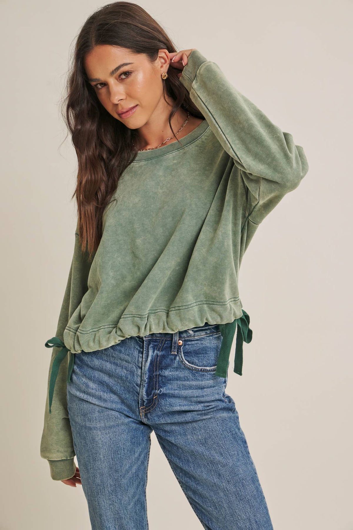 SOFT FADED MINERAL-WASHED SWEATSHIRT WITH CINCHED WAIST: VANILLA / S
