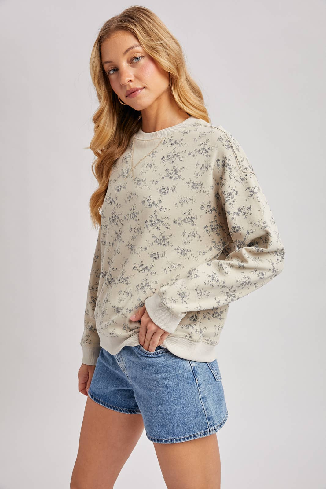 Maisyn Vintage Ditsy Floral Crewneck Sweatshirt – Soft Faded Floral Pullover