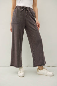 The Presley Cropped Wide Leg  Pants – Washed Cotton Comfort with Raw Hem