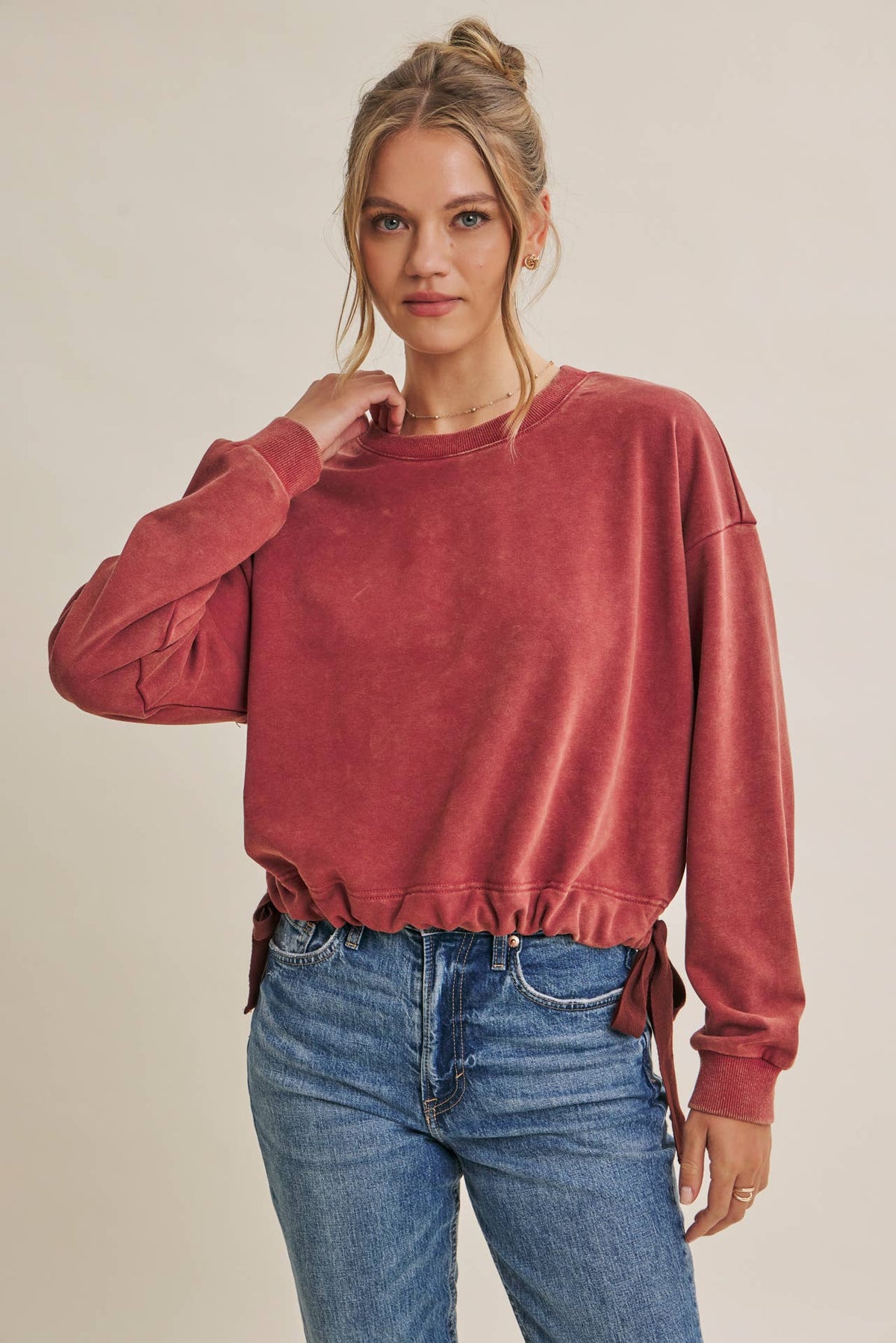 SOFT FADED MINERAL-WASHED SWEATSHIRT WITH CINCHED WAIST: SMOKY MARSALA / M
