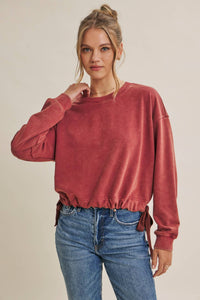 SOFT FADED MINERAL-WASHED SWEATSHIRT WITH CINCHED WAIST: SMOKY MARSALA / M
