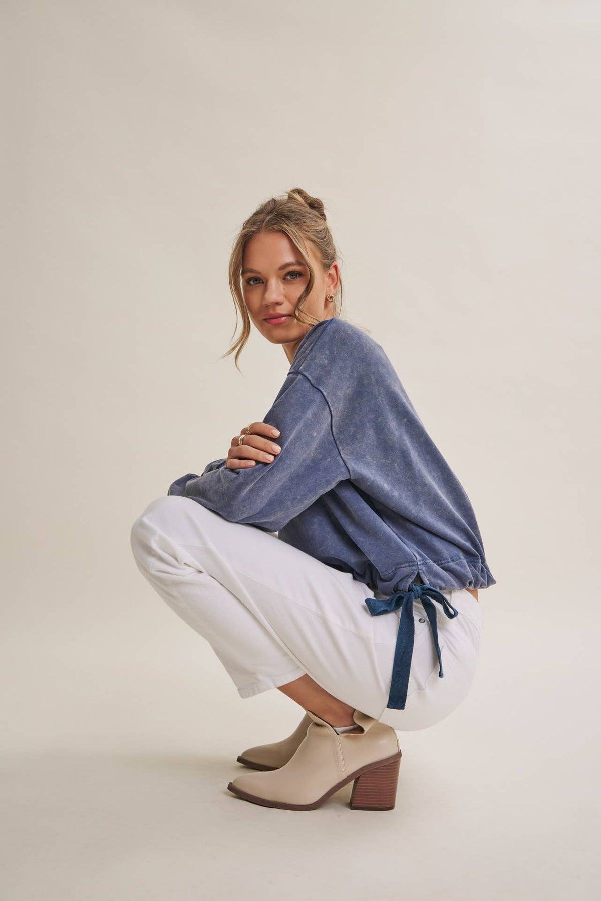 SOFT FADED MINERAL-WASHED SWEATSHIRT WITH CINCHED WAIST: SMOKY MARSALA / M