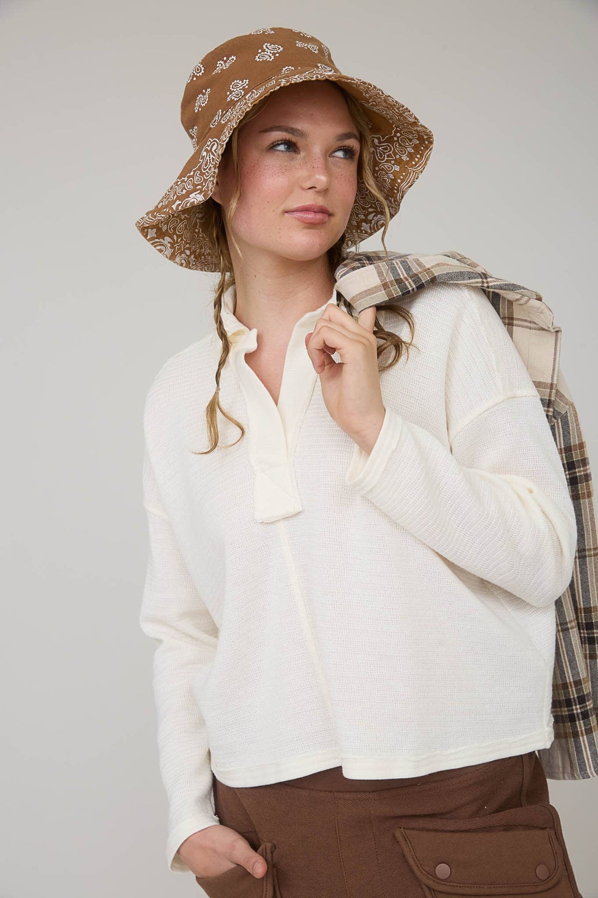 EXPOSED SEAM LONG SLEEVE TEXTURED KNIT POLO: BROWN