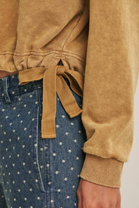 SOFT FADED MINERAL-WASHED SWEATSHIRT WITH CINCHED WAIST: SMOKY MARSALA / M