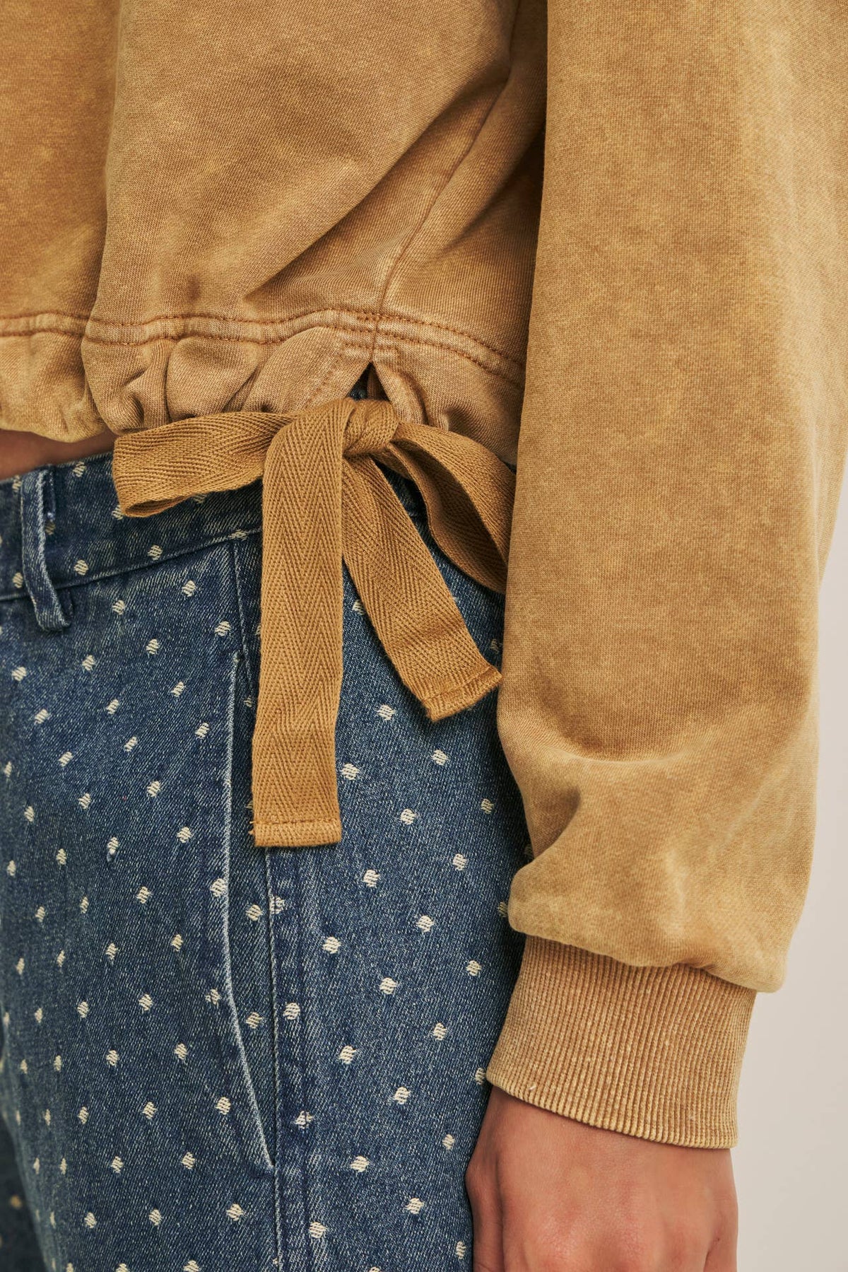 SOFT FADED MINERAL-WASHED SWEATSHIRT WITH CINCHED WAIST: VANILLA / S