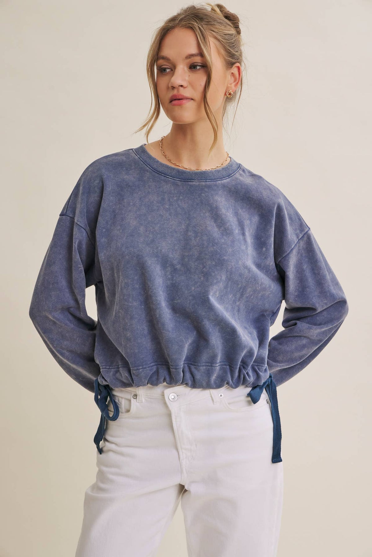 SOFT FADED MINERAL-WASHED SWEATSHIRT WITH CINCHED WAIST: VANILLA / S