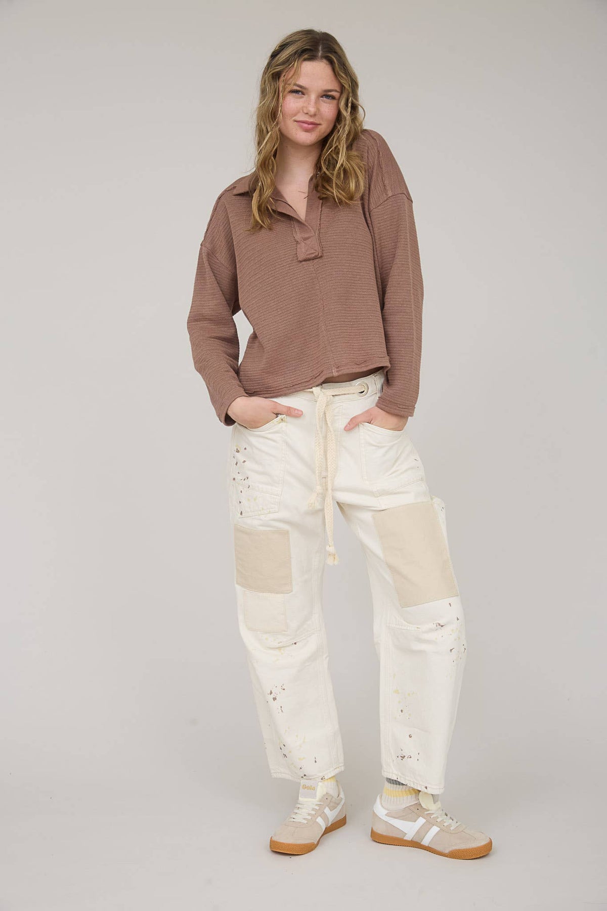 EXPOSED SEAM LONG SLEEVE TEXTURED KNIT POLO: BROWN