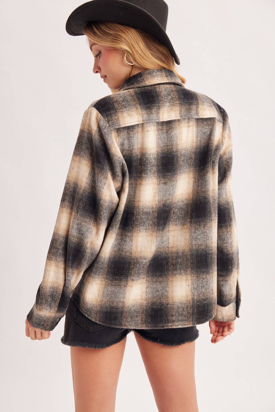 SNAP BUTTON DOWN PLAID SHACKET: Black / L