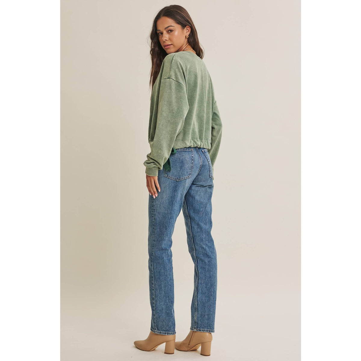 SOFT FADED MINERAL-WASHED SWEATSHIRT WITH CINCHED WAIST: VANILLA / S