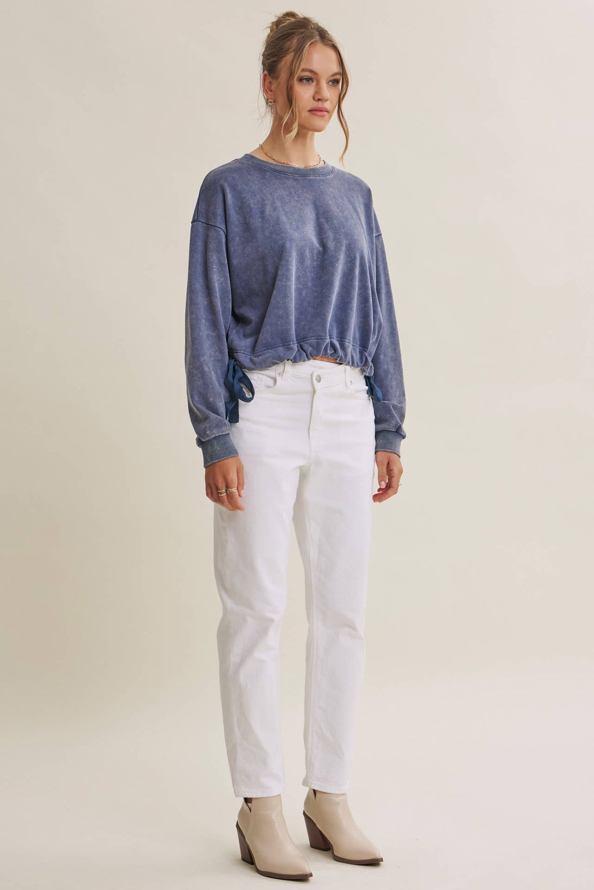 SOFT FADED MINERAL-WASHED SWEATSHIRT WITH CINCHED WAIST: VANILLA / S