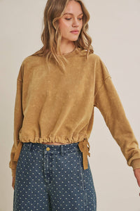 SOFT FADED MINERAL-WASHED SWEATSHIRT WITH CINCHED WAIST: VANILLA / S