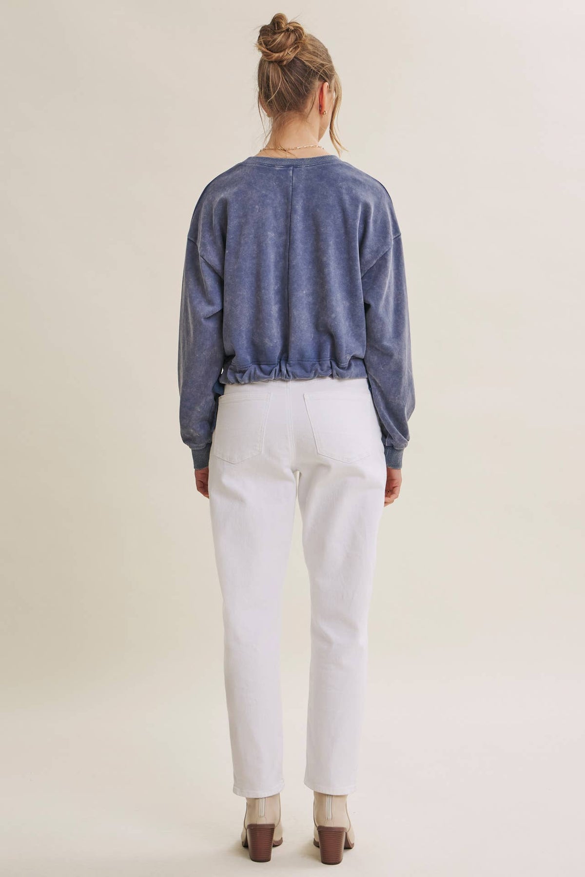 SOFT FADED MINERAL-WASHED SWEATSHIRT WITH CINCHED WAIST: SMOKY MARSALA / M