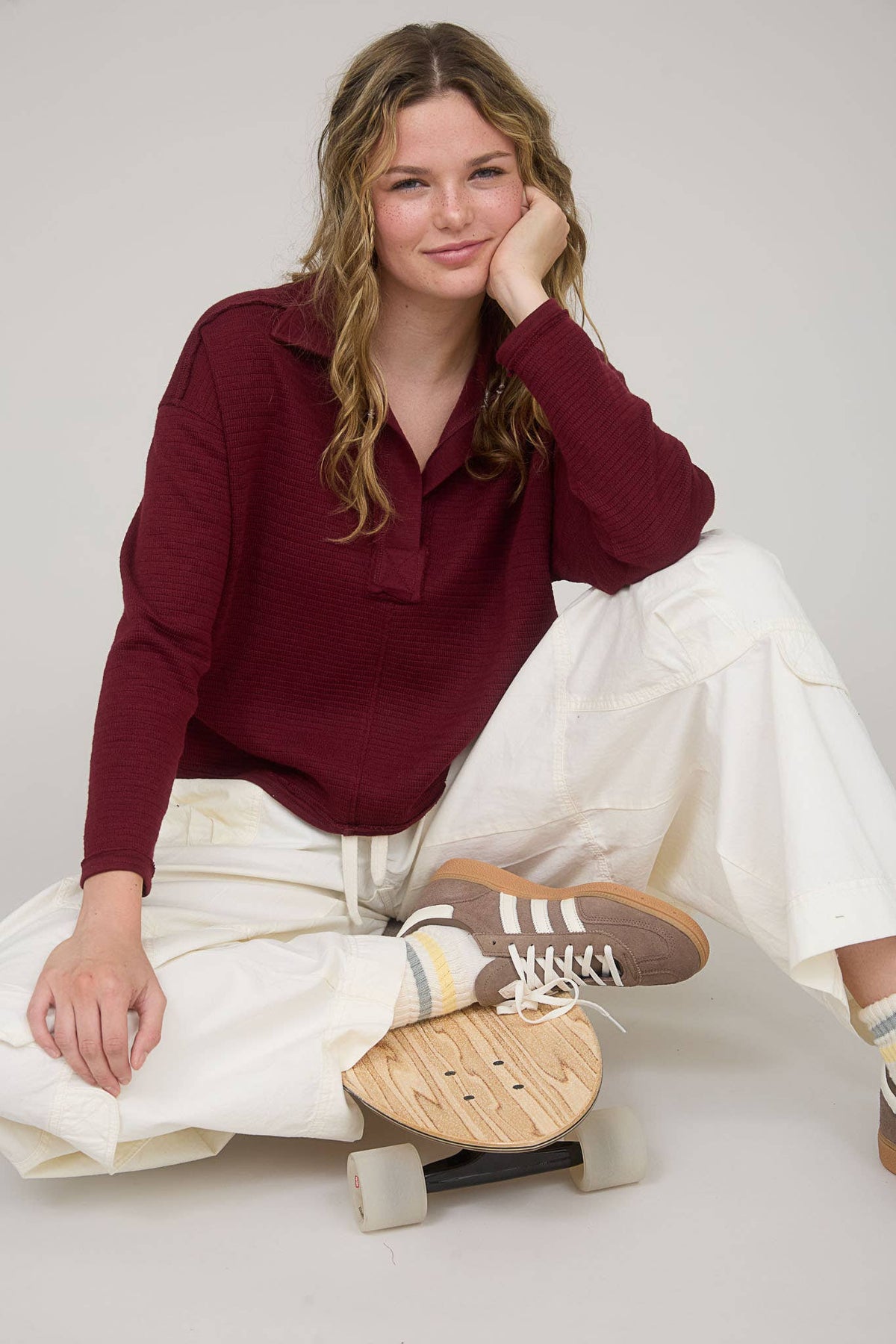 EXPOSED SEAM LONG SLEEVE TEXTURED KNIT POLO: BROWN