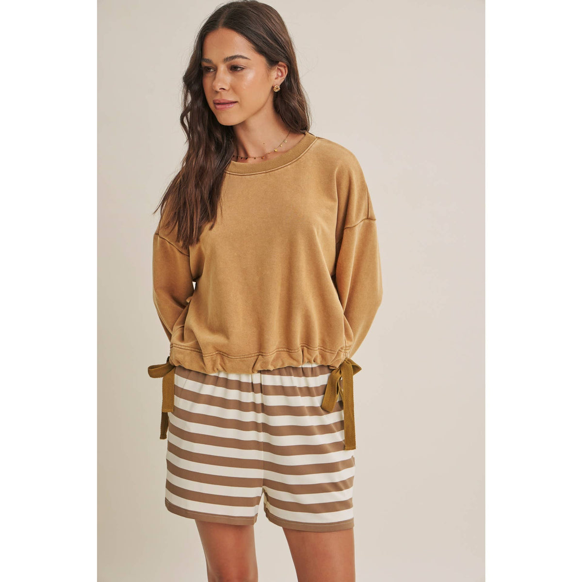 SOFT FADED MINERAL-WASHED SWEATSHIRT WITH CINCHED WAIST: VANILLA / S