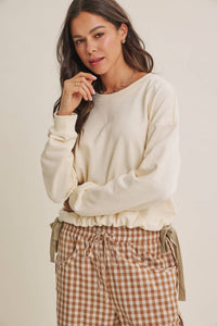 SOFT FADED MINERAL-WASHED SWEATSHIRT WITH CINCHED WAIST: VANILLA / S
