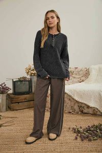 WASHED RIBBED HENLEY DROP SHOULDER KNIT SWEATER: BURGUNDY