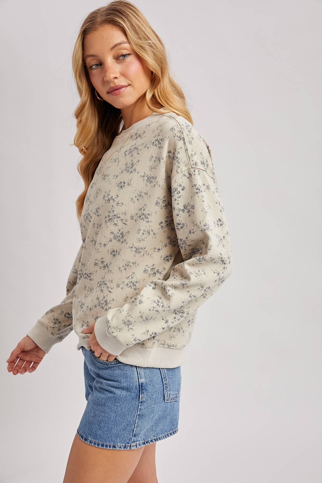 Maisyn Vintage Ditsy Floral Crewneck Sweatshirt – Soft Faded Floral Pullover